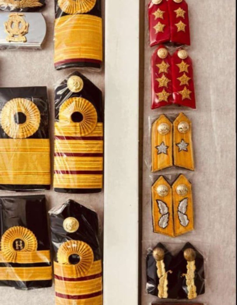 Shoulder epaulettes